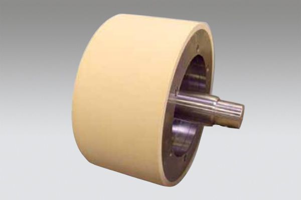 Roller body for crushing extremely hard materials